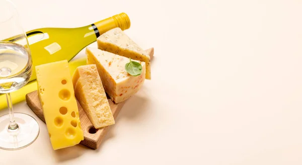 Various Cheese Board White Wine — ストック写真