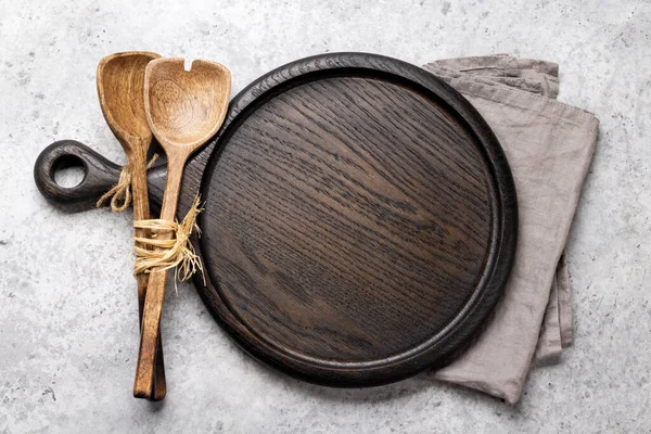 木製のまな板とキッチンタオル コピースペース付きフラットレイアウト — ストック写真