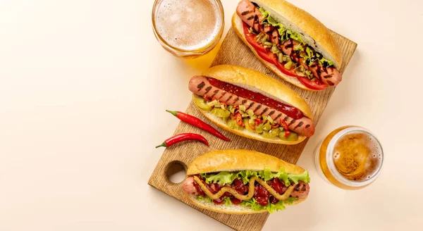 Various Hot Dog Beer Homemade Hotdogs Cutting Board Flat Lay — Stock fotografie