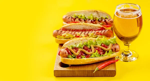 Various Hot Dog Beer Homemade Hotdogs Cutting Board Copy Space — Photo