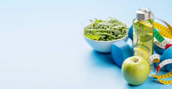 Estilo Vida Saudável Esporte Conceito Dieta Halteres Comida Saudável Com — Fotografia de Stock