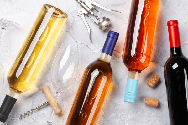 Verschiedene Weinflaschen Und Korkenzieher Auf Einem Steintisch Flache Lage — Stockfoto