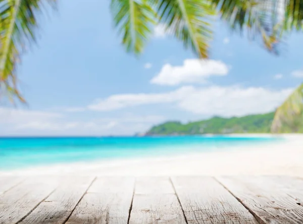 Pusty Drewniany Stół Lub Pomost Słoneczną Plażą Morzem Tle Miejscem — Zdjęcie stockowe