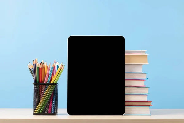 Renkli Kalemler Bir Yığın Kitapla Dolu Bir Tablet Metnin Uygulaman — Stok fotoğraf