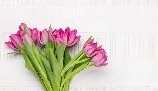 Różowy Bukiet Kwiatów Tulipan Białym Drewnianym Stole Leżał Płaski Przestrzenią — Zdjęcie stockowe