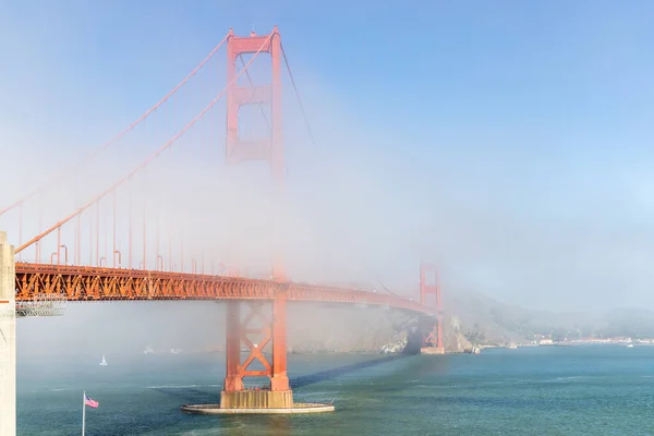 カリフォルニア州サンフランシスコの雲に覆われたゴールデンゲートブリッジ — ストック写真