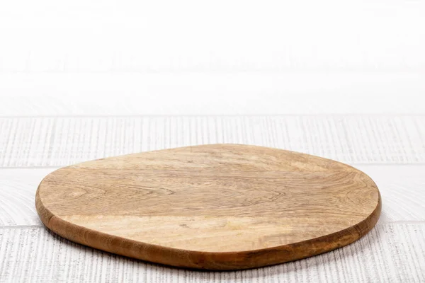 Houten Snijplank Witte Keukentafel Met Kopieerruimte — Stockfoto