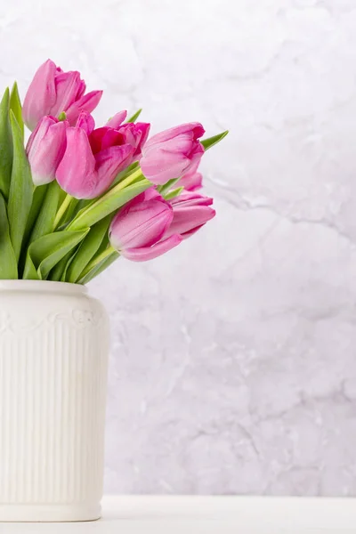 Bouquet Fiori Tulipano Rosa Fresco Tavolo Legno Bianco Con Spazio — Foto Stock