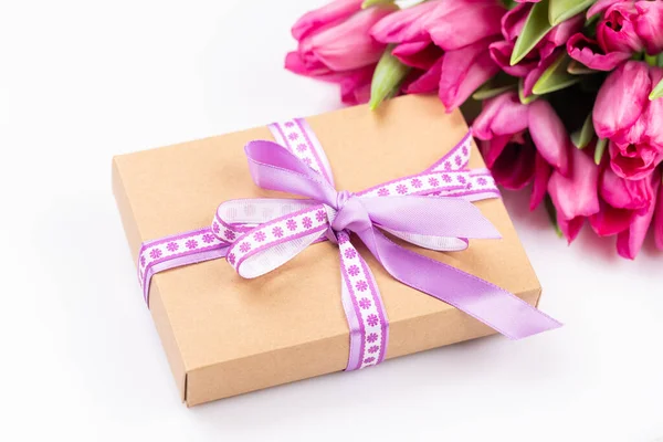 Rosa Tulpan Blommor Bukett Och Gift Box — Stockfoto