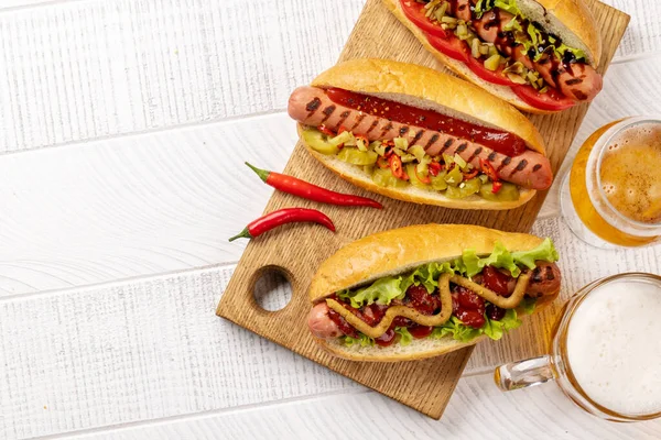 Różne Hot Dogi Piwo Domowe Hot Dogi Desce Krojenia Leżał — Zdjęcie stockowe