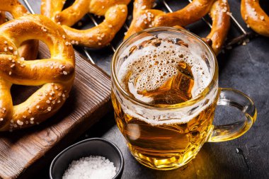 Taze pişmiş ev yapımı kraker ve bira.