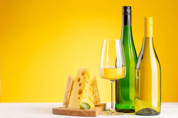 Berbagai Keju Papan Dan Anggur Putih Latar Belakang Kuning Dengan — Stok Foto