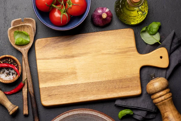 Bovenaanzicht Van Een Keukentafel Met Ingrediënten Keukengerei Snijplank Met Kopieerruimte — Stockfoto