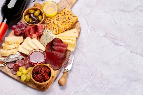 Antipasti Mit Schinken Salami Cracker Käse Oliven Und Nüssen Mit — Stockfoto