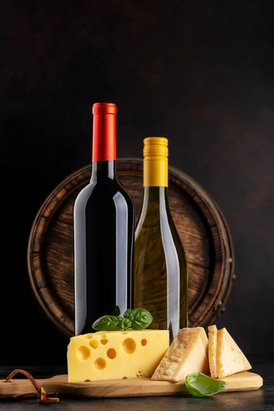 ボード上の様々なチーズ 赤と白のワイン コピースペース付き — ストック写真