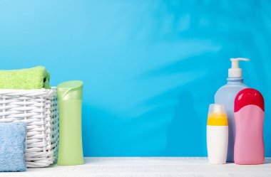 Vücut bakımı malzemeleri ve banyo havluları masada ürününüz veya mesajınız için yer var. Spa düzenlemesi