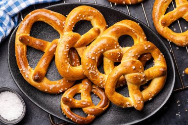 Taze pişmiş ev yapımı krakerler. Düz yatıyordu