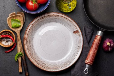 Mutfak masasının tepeden tırnağa görüntüsü, malzemeler, çatal bıçaklar ve fotokopi alanı olan boş tabaklar, yemek tarifleri için mükemmel bir model, menüler.