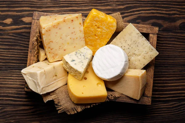 Various Cheese Wooden Box Flat Lay — Fotografia de Stock