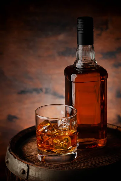 Glas Whisky Mit Eiswürfeln Und Flasche Auf Dem Alten Fass — Stockfoto