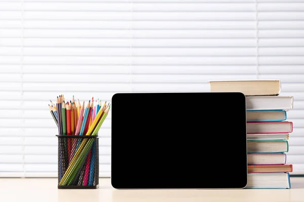 Tabletta Színes Ceruzákkal Egy Halom Könyvvel Üres Képernyővel Szöveghez Vagy — Stock Fotó