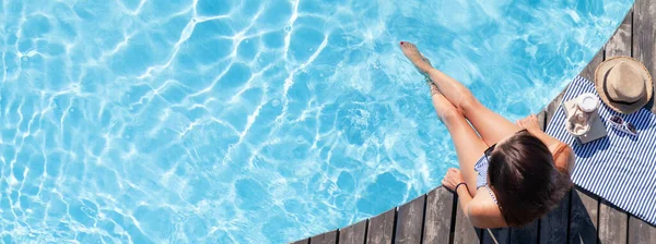 Havuzun Yanındaki Tahta Güvertede Bir Kadın Var Yaz Tatili — Stok fotoğraf