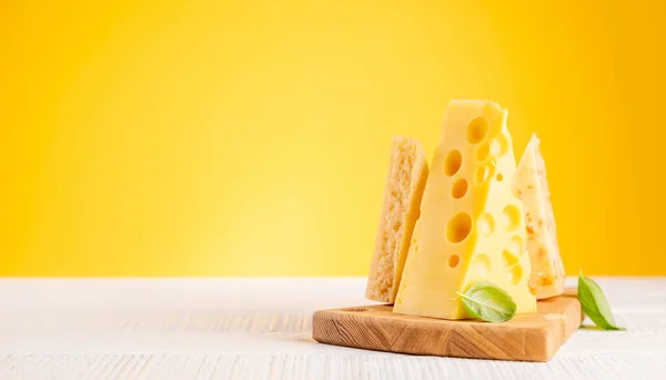 Gemide Çeşit Çeşit Peynir Var Kopyalama Alanı Olan Sarı Arkaplan — Stok fotoğraf