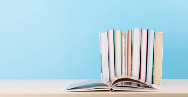 Masadaki eski kitaplar, bir kitap açık ve metin için alanı kopyala