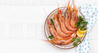 Langoustines gibi taze deniz ürünleri. Fotokopi alanı olan ahşap masanın üzerine yatıyordu.