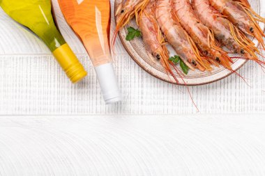 Yanında beyaz ve gül şarabı olan taze deniz ürünleri. Kopyalama alanı olan düz