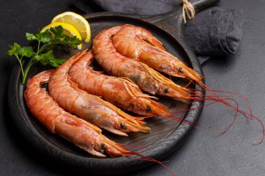 Langoustines gibi taze deniz ürünleri. Koyu taş masada.