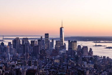 New York City silueti. Manhattan günbatımı gökdelenleri manzarası