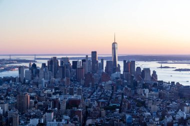 New York City silueti. Manhattan günbatımı gökdelenleri manzarası