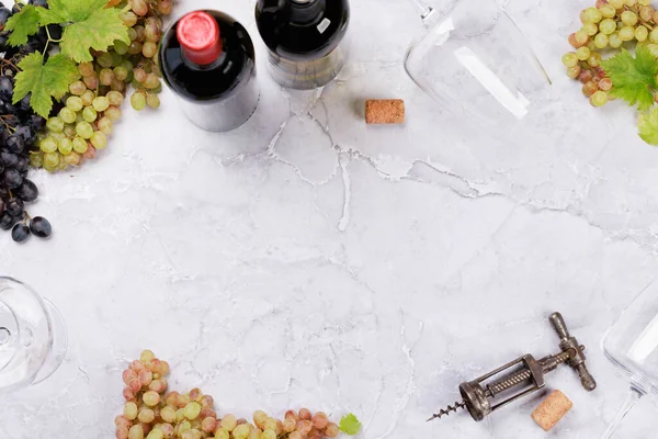 Wijnglazen Flessen Druiven Marmeren Tafel Vlakke Lay Met Kopieerruimte — Stockfoto
