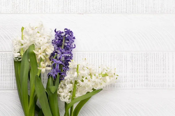 Ovanifrån Hyacint Blommor Som Ligger Ett Träbord Med Kopieringsutrymme — Stockfoto