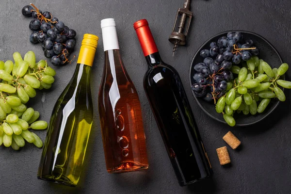 Una Vista Superior Botellas Vino Uvas Sacacorchos Tapones Vino Una —  Fotos de Stock