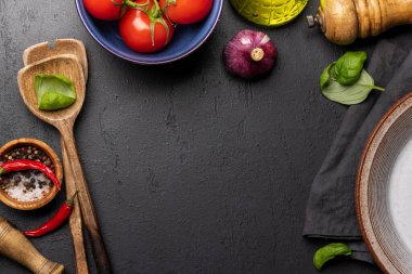 Mutfak masasının tepeden tırnağa görüntüsü, malzemeler, çatal bıçaklar ve kopyalama alanı, yemek tarifleri veya menüler için mükemmel bir model oluşturur.