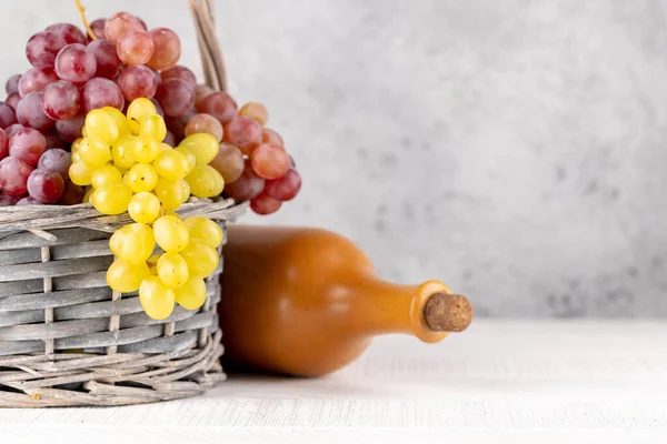 Rijp Druiven Mand Wijnfles Met Kopieerruimte — Stockfoto