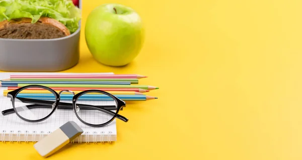 Okul Malzemeleri Kırtasiye Malzemeleri Sarı Arka Planda Beslenme Çantası Eğitim — Stok fotoğraf