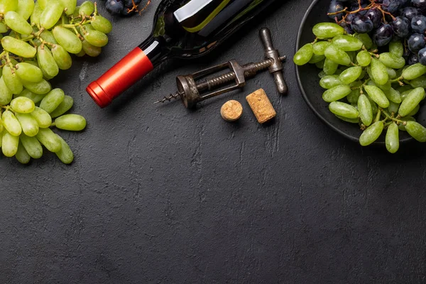 Eine Draufsicht Auf Eine Weinflasche Trauben Korkenzieher Und Weinkorken Auf — Stockfoto