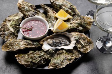 Taze istiridye ve köpüklü şarap. Yakın çekim.