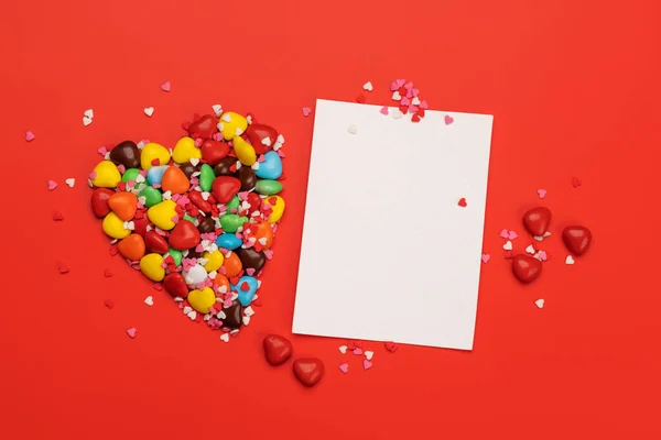 あなたの挨拶のためのお菓子や空白の挨拶カード バレンタインデーキャンディーの心 — ストック写真