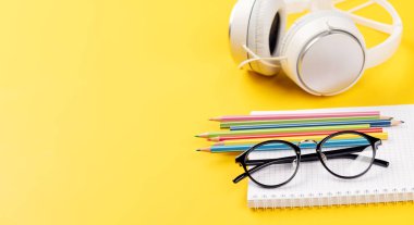 Okul malzemeleri ve sarı arka planda kırtasiye malzemeleri. Metnin için boşluk ile