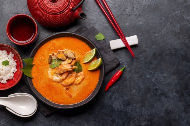 Tayland Tom Yum Çorbası, deniz mahsulü ve bitki çayı. Kopyalama alanı olan düz