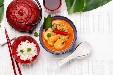 Tayland Tom Yum Çorbası, deniz mahsulü ve bir kase pirinç. Kopyalama alanı olan düz