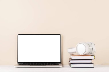 Mesajınız, uygulamanız, internetiniz ve kulaklığınız için boş ekranlı dizüstü bilgisayar. Beyaz ekranlı bilgisayar