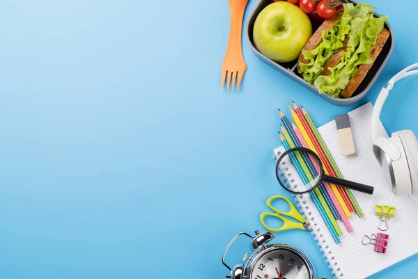 Material Escolar Artigos Papelaria Lancheira Fundo Azul Educação Nutrição Flat — Fotografia de Stock