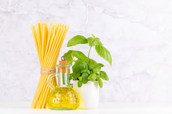 Ingrediënten Voor Het Koken Italiaanse Keuken Pasta Olijfolie Basilicum Met — Stockfoto