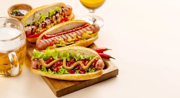 Various Hot Dog Beer Homemade Hotdogs Cutting Board Copy Space — Stock fotografie