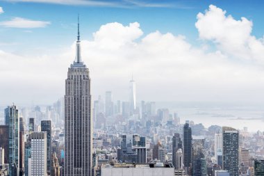New York 'ta Manhattan silueti etkileyici mimari ve modern şehir manzarasını gözler önüne seriyor.